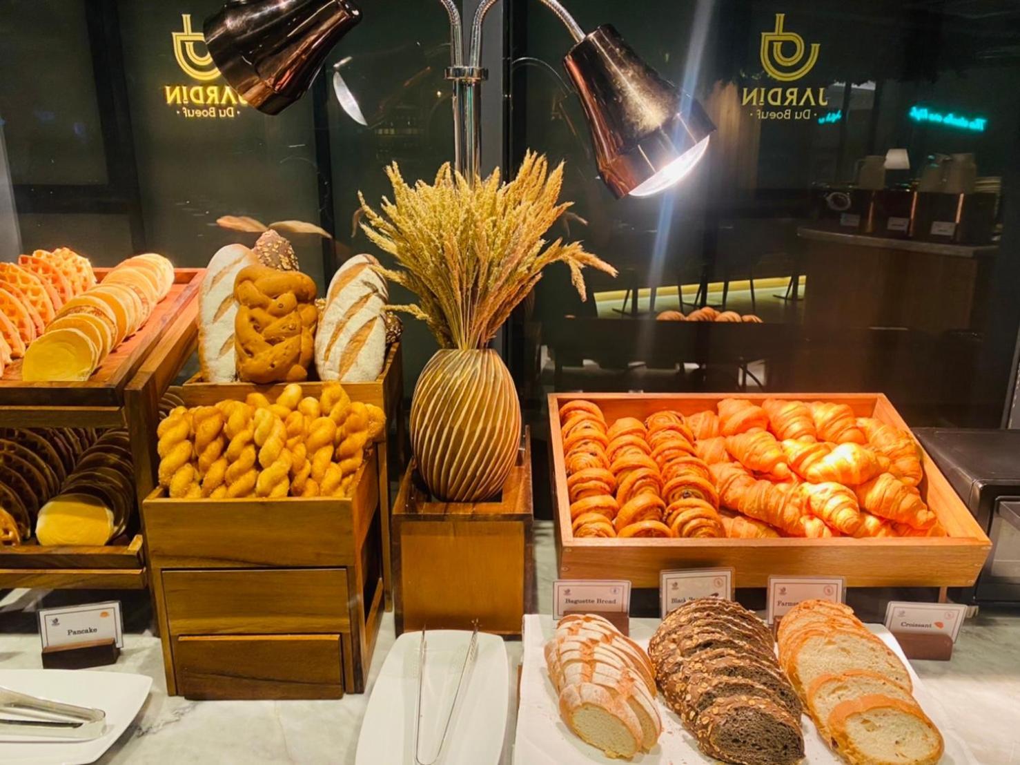 Somerset Rama 9 Бангкок Экстерьер фото Bread and pastry at a buffet